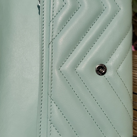 Mint Green Accessory with Elegant Design and Versatile Use - Picture 10 of 17